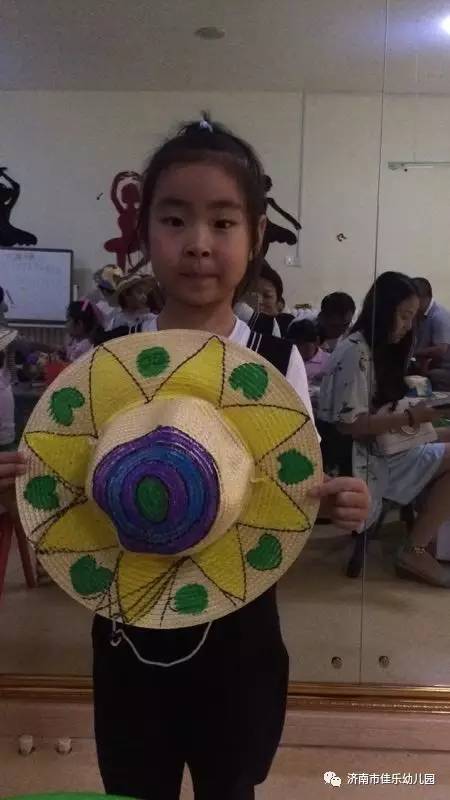 佳乐幼儿园美术特色亲子活动 制作草帽